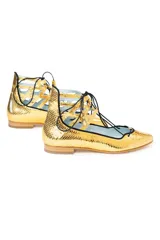 Botines dorados con estampado de escamas, con cordones negros y detalles calados.