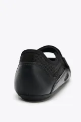 Zapato tipo bailarina color negro, con capellada de rejilla y cierre con tira de velcro.