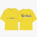 Remera color crema de corte recto y mangas cortas, con estampados en negro en el frente y la espalda.