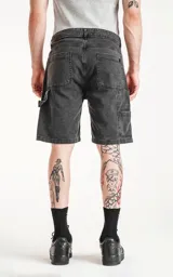 Bermuda de denim color gris oscuro con efecto desgastado, corte oversize estilo carpintero y bolsillo lateral.