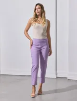 Pantalón de gabardina elastizada color lila, marca Zac & Rachel. Corte recto, pretina ancha pespunteada, bolsillos simulados y largo al tobillo.