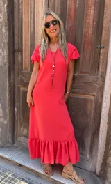 Vestido midi de seda color rojo, con escote en V, mangas cortas con volados y un amplio volado en el ruedo.