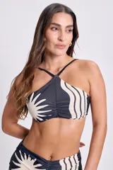 Top de bikini halter negro con estampado orgánico en color beige.