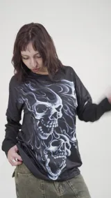 Remera negra de manga larga con estampado de calaveras en tonos azules y blancos.