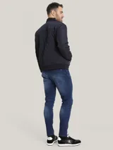 Campera bomber azul marino con diseño acolchado en forma de rombos, cierre frontal con cremallera, cuello, puños y dobladillo acanalados, bolsillos laterales y bolsillo en la manga con cremallera. Logotipo de Calvin Klein en la manga.
