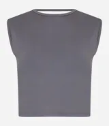 Blusa cropped de microfibra color marrón, sin estampa, con cuello redondo, breteles anchos, espalda abierta y bajo retorcido.