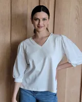 Blusa blanca de mangas 3/4 abullonadas con escote en V.
