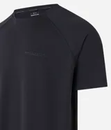 Remera deportiva color coral, de corte regular, con cuello redondo y mangas cortas. Confeccionada en tejido de poliéster con tecnología Dry y estampa lettering en gel en el pecho.