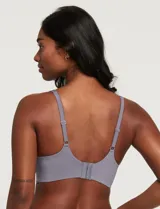 Bralette de lycra color lila, sin aro, marca Montelle. Tiene copas internas removibles, breteles regulables y cierre trasero de tres posiciones.