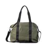 Bolso deportivo negro de nylon, con compartimento principal con cierre y bolsillo adicional al frente con cierre. Cuenta con asas y correa extensible.