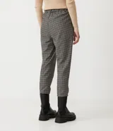 Pantalón de corte carrot con cintura alta, trabillas, pliegues y estampado de cuadros.