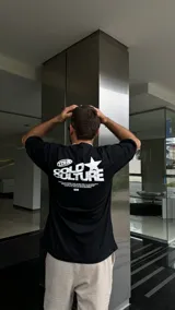 Remera negra de manga corta con estampado frontal de la marca "Cold Culture" en color blanco.