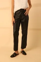 Pantalón de cuero negro con corte recto y costuras a la vista.