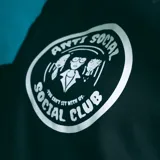 Canguro negro con capucha y bolsillo delantero, con estampado blanco de tres figuras femeninas y texto "Anti Social Social Club".