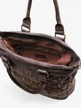 Bolso marrón de cuero con diseño tejido y apliques metálicos. Tiene doble asa corta y correa larga regulable.