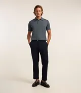 Camisa polo negra de manga corta, confeccionada en poliamida y elastano, con cuello inglés abotonado y tecnología Performance que proporciona mayor comodidad térmica, elasticidad y secado rápido.