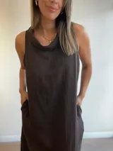 Vestido largo celeste de lino, corte recto y cuello buche.