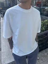 Remera blanca de algodón pesado, corte oversize y cuello redondo.