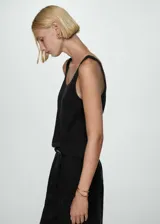 Musculosa negra de tejido fluido con tirantes anchos y cuello escotado.