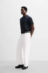 Camiseta blanca de cuello redondo y manga corta, corte regular.