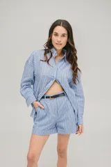 Conjunto de camisa y short a rayas verticales celestes y blancas. Incluye cinturón negro.