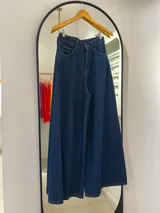 Pantalón de jean azul oscuro, corte wide leg y tiro alto.