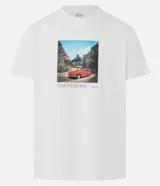 Remera de algodón color crema con cuello redondo y mangas cortas. Presenta un estampado rectangular con la imagen de un auto rojo en un paisaje y texto en la parte inferior.