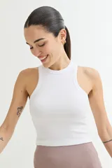 Musculosa blanca de algodón con cuello redondo y corte cropped.