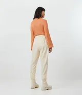 Pantalón zanahoria color crema con textura de cuadros, cordón ajustable en la cintura, bolsillos delanteros y traseros.