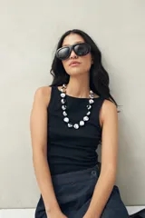 Musculosa celeste de algodón con escote cuadrado y breteles anchos.