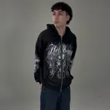 Campera negra con cierre, capucha y estampado gótico en el frente y las mangas.