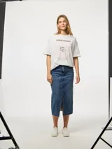 Remera blanca de algodón con estampado frontal de una taza de café, un croissant y la frase "Sunday Morning Coffee Club '87 Fresh Roast All Day".