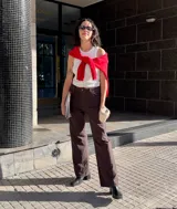Pantalón de jean de corte recto y tiro medio-bajo, teñido en color chocolate. Confeccionado en denim bio con spandex y acabados biodegradables.