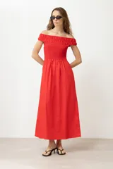 Vestido midi rojo con escote bardot y falda acampanada.