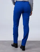 Pantalón de gabardina elastizada color marrón claro, marca Zac & Rachel, corte slim, con pretina con pasadores, botón y cierre. Delantera con tres bolsillos y trasera con bolsillos ojal.
