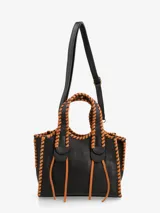 Cartera negra de cuero con asa corta y correa larga regulable. Tiene detalles de costuras visibles a contratono.