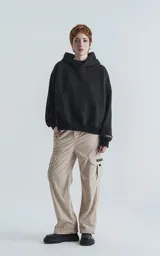 Pantalón cargo beige de corderoy con calce regular y seis bolsillos.