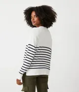 Suéter blanco con rayas horizontales negras, de tejido de punto, con cuello redondo y mangas largas.