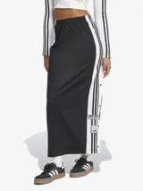 Falda larga Adidas Adicolor, color negro, de tejido de tricot brillante. Diseño inspirado en el pantalón deportivo Adibreak, con corte holgado, largo maxi y botones a presión laterales con logo de la marca. Confeccionada con materiales 100% reciclados.