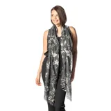 Chal de tejido ligero color gris oscuro con estampado floral en tonos blanco y verde.