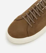 Championes marrones de nobuck con cordones elásticos y suela gruesa color crema.
