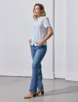 Blusa celeste de algodón con bordado broderie, cuello a la base con abertura central y botones.