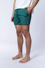 Short de baño verde esmeralda con cintura elástica y cordón ajustable.
