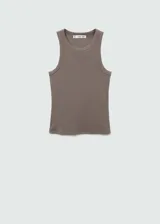 Musculosa marrón de tejido de canalé con cuello redondo y corte recto.