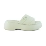 Sandalias de cuero sintético color hueso, con plataforma y tira ancha acolchada sobre el empeine.