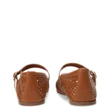 Balerina de cuero color caramelo con diseño calado de rejilla cuadrada. Presenta una tira tipo Mary Jane con hebilla metálica dorada sobre el empeine.