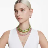 Aros Swarovski con forma de corazón, bañados en tono oro y con circonitas rosas talla baguette engastadas. Cierre tipo poste.