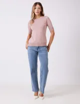 Buzo de punto fino color azul marino, con cuello redondo y mangas cortas.