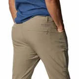 Pantalón de trekking color arena, con tecnología Omni-Shade UPF 50 y Omni-Shield, elástico en 4 direcciones y cierre lateral.