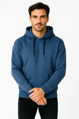 Buzo azul con capucha y cordones negros, bolsillo tipo canguro y corte holgado.